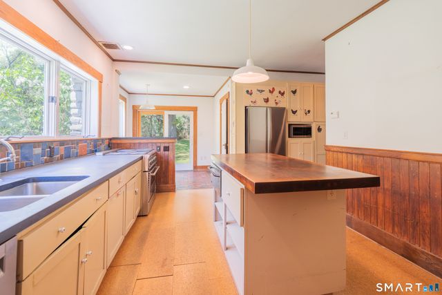 95 Beecher Road, Woodbridge, CT 06525