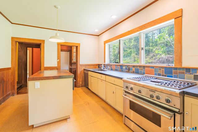 95 Beecher Road, Woodbridge, CT 06525