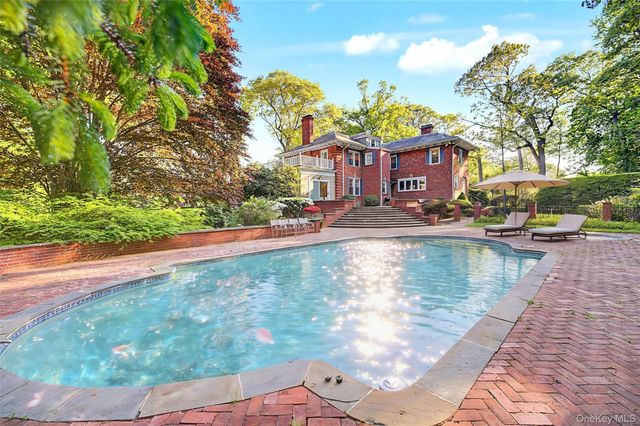 23 Townsend Road, Glen Cove, NY 11542