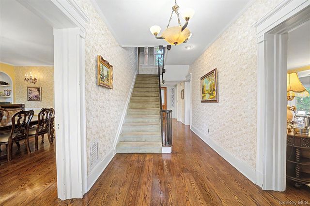 23 Townsend Road, Glen Cove, NY 11542