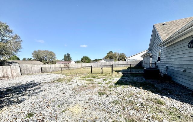 638 Sand Ridge Road, Hubert, NC 28539