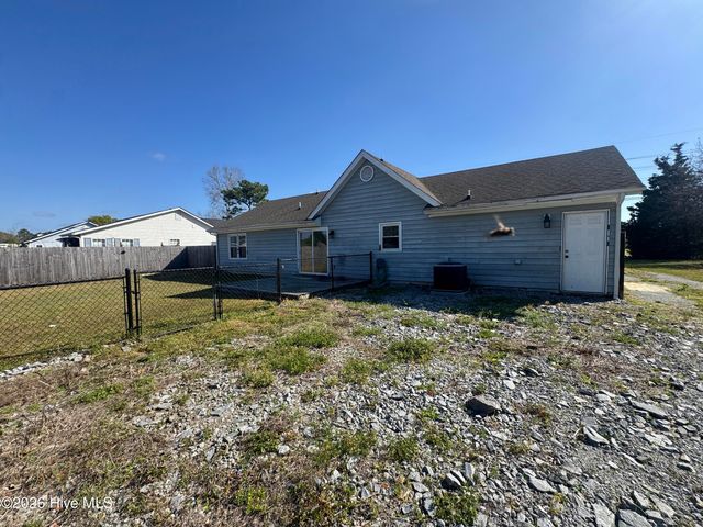 638 Sand Ridge Road, Hubert, NC 28539