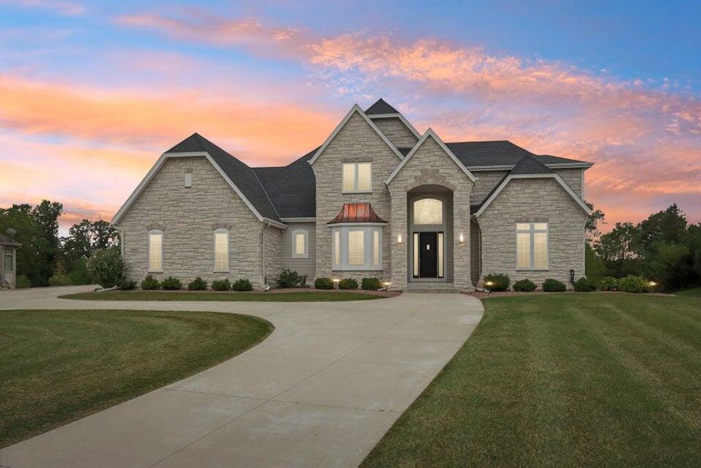 19955 Bradon TRAIL W, Brookfield, WI 53045