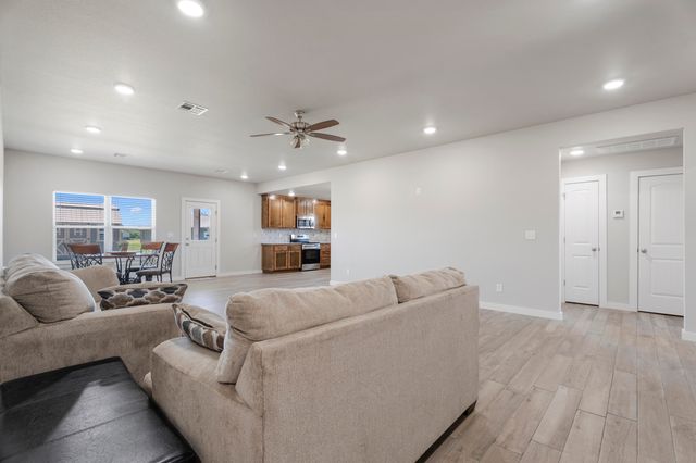 1120 Center Court Circle, Grove, OK 74344