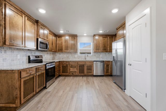 1120 Center Court Circle, Grove, OK 74344