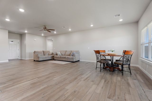 1120 Center Court Circle, Grove, OK 74344