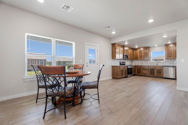 1120 Center Court Circle, Grove, OK 74344