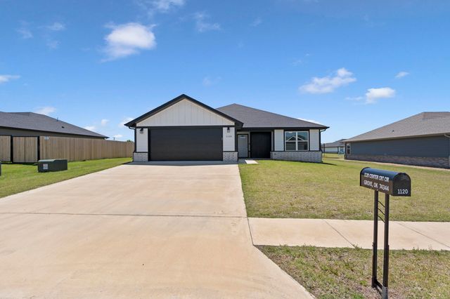 1120 Center Court Circle, Grove, OK 74344