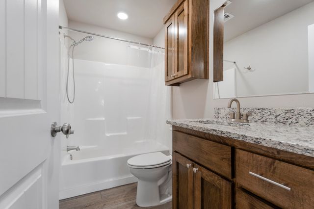 1120 Center Court Circle, Grove, OK 74344