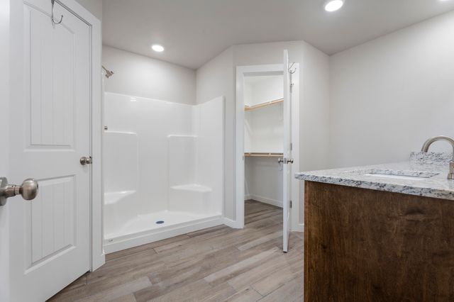 1120 Center Court Circle, Grove, OK 74344