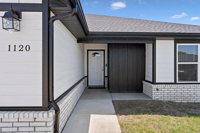 1120 Center Court Circle, Grove, OK 74344