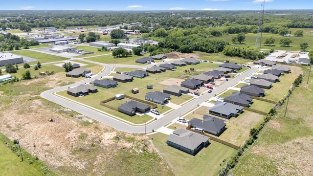 1120 Center Court Circle, Grove, OK 74344