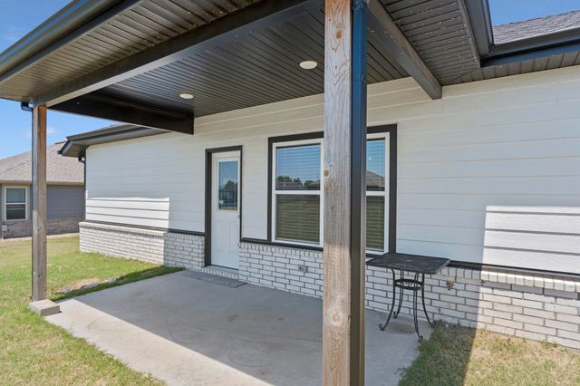 1120 Center Court Circle, Grove, OK 74344