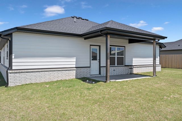 1120 Center Court Circle, Grove, OK 74344