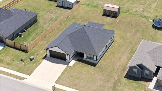 1120 Center Court Circle, Grove, OK 74344