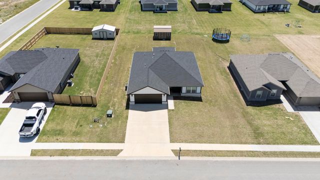 1120 Center Court Circle, Grove, OK 74344