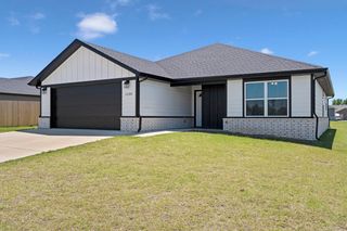 1120 Center Court Circle, Grove, OK 74344