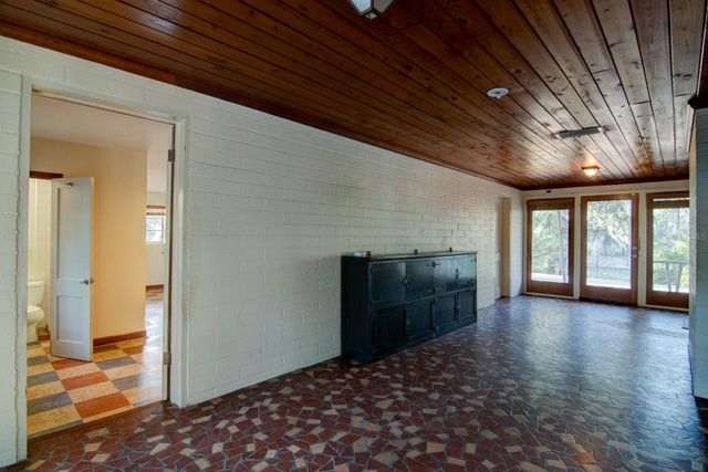 2049 NW 9TH AVENUE, Gainesville, FL 32603