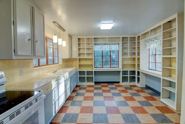 2049 NW 9TH AVENUE, Gainesville, FL 32603