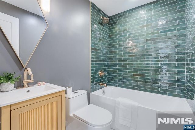 17-19 Berdan Avenue, Fair Lawn, NJ 07410