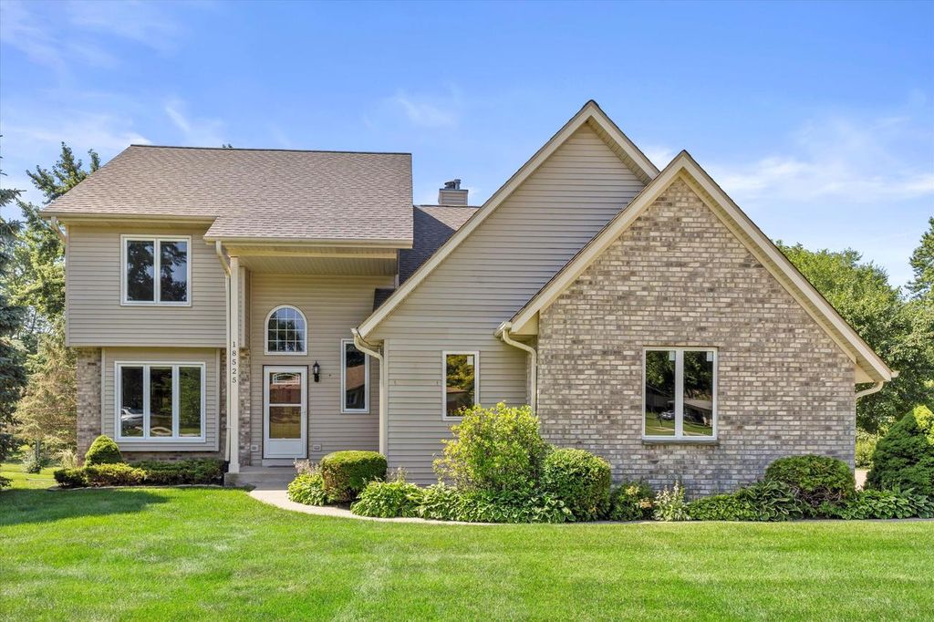 18525 Brookridge DRIVE, Brookfield, WI 53045