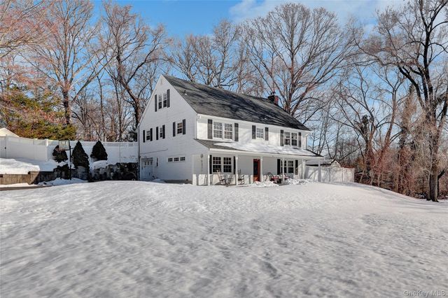 8 Noel Place, Smithtown, NY 11787