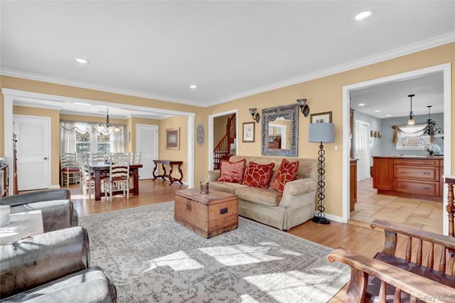 8 Noel Place, Smithtown, NY 11787