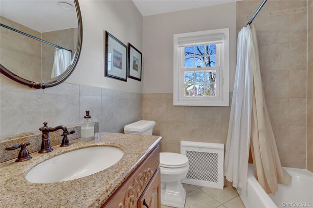 8 Noel Place, Smithtown, NY 11787