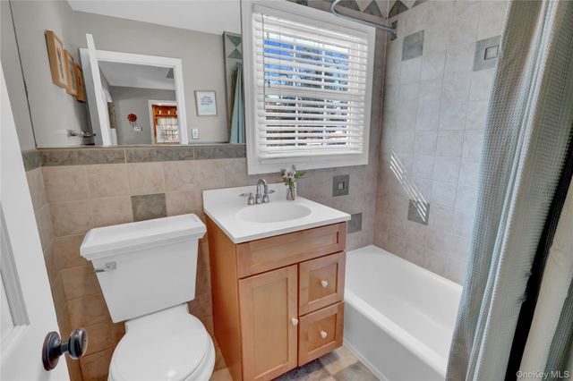 8 Noel Place, Smithtown, NY 11787