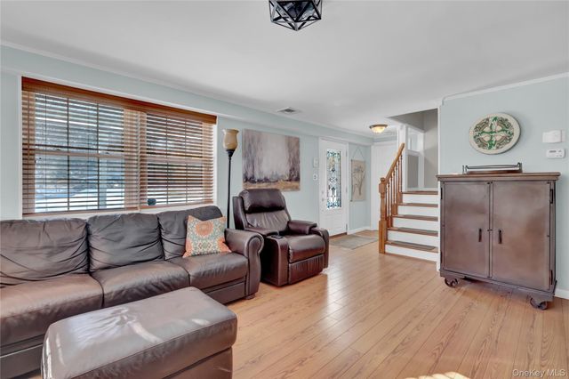 8 Noel Place, Smithtown, NY 11787