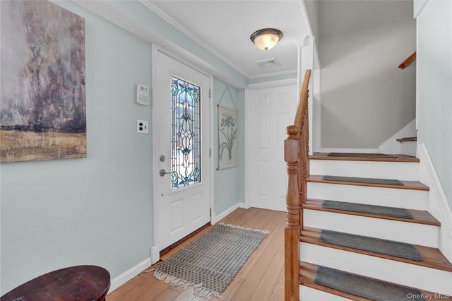 8 Noel Place, Smithtown, NY 11787