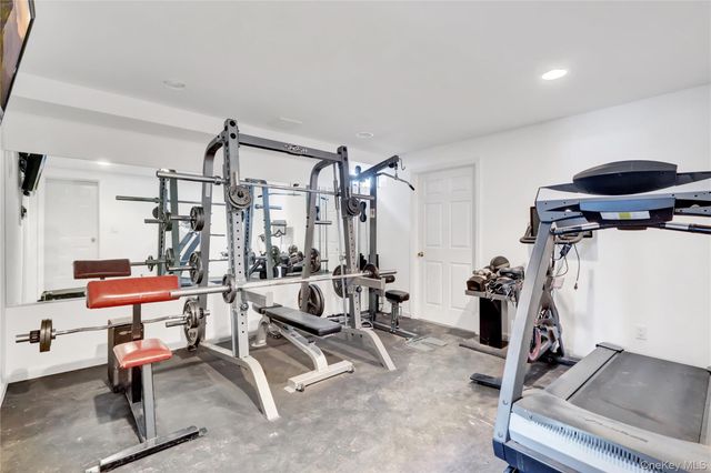 8 Noel Place, Smithtown, NY 11787