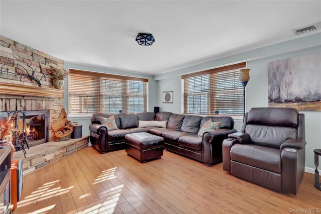 8 Noel Place, Smithtown, NY 11787