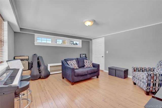 8 Noel Place, Smithtown, NY 11787