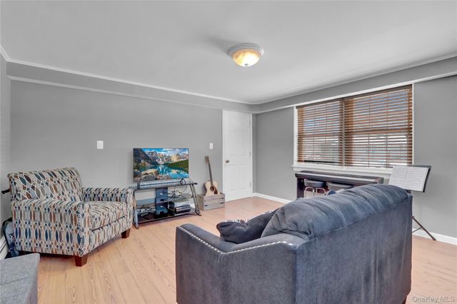 8 Noel Place, Smithtown, NY 11787