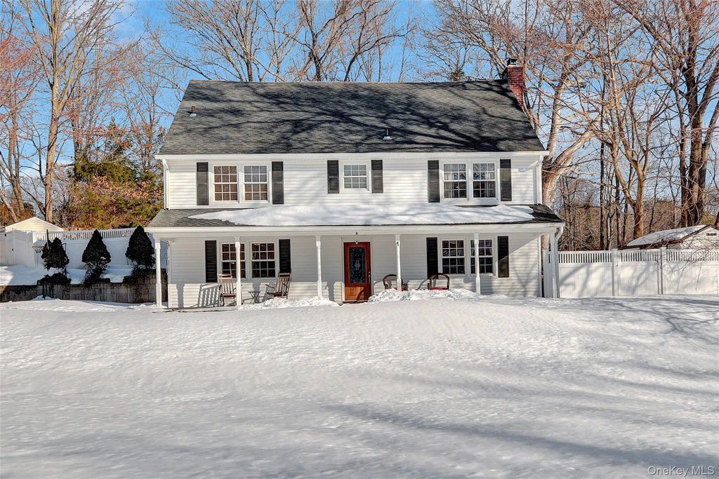 8 Noel Place, Smithtown, NY 11787