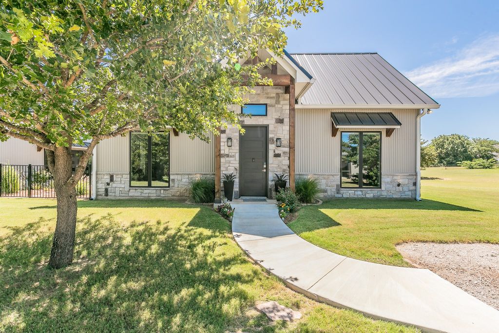 7261 FM 1655, Forestburg, TX 76225