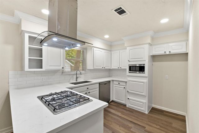 207 Willowick Drive, Conroe, TX 77304