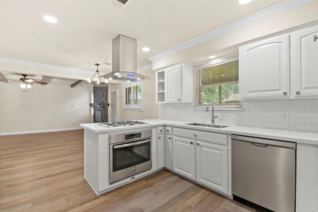 207 Willowick Drive, Conroe, TX 77304