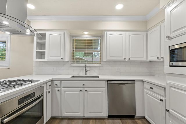 207 Willowick Drive, Conroe, TX 77304
