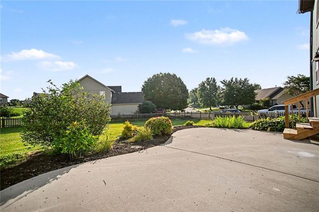 1058 Maple Woods Terrace, Liberty, MO 64068