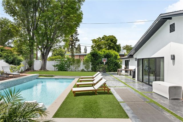 4755 Degovia Avenue, Woodland Hills, CA 91364