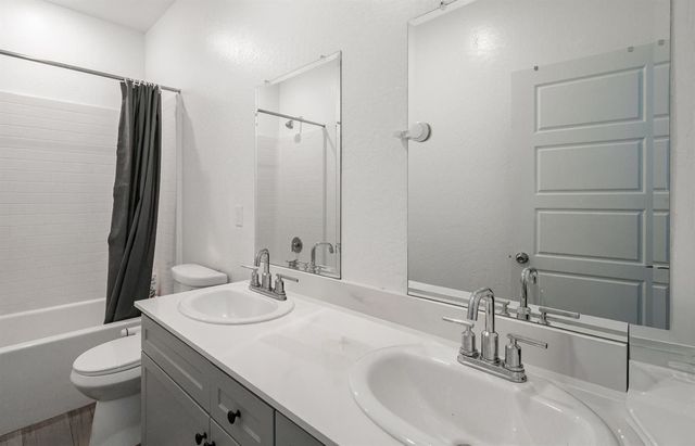 2735 N Redda Road, Fresno, CA 93737