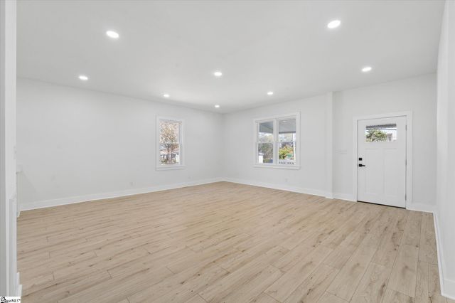 20 4th Avenue, Greenville, SC 29611
