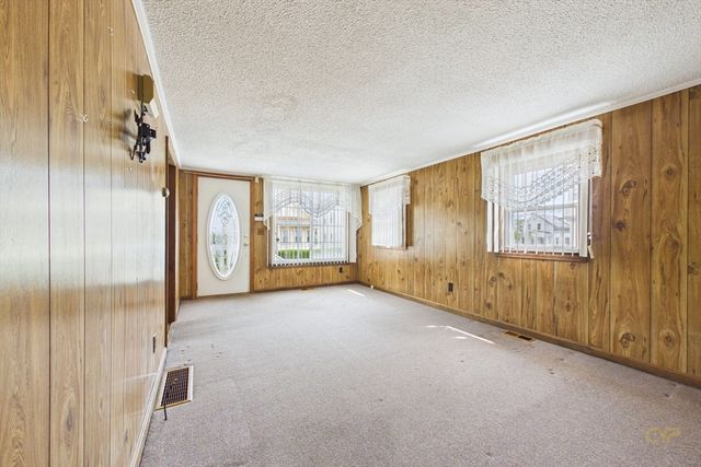 15 Transit St, New Bedford, MA 02740