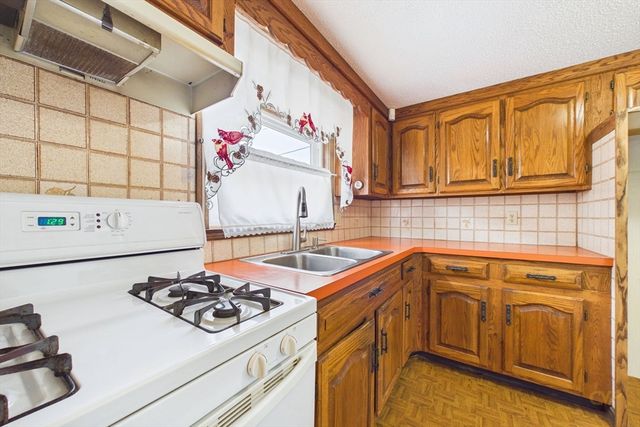 15 Transit St, New Bedford, MA 02740