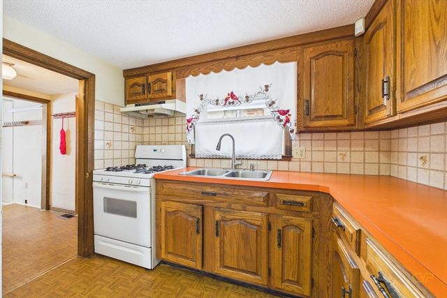 15 Transit St, New Bedford, MA 02740