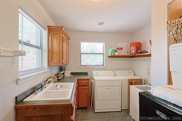 424808 E 1166 Road, Eufaula, OK 74432
