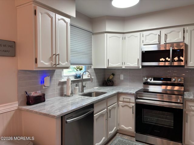 3 Greenwood Lane B, Whiting, NJ 08759