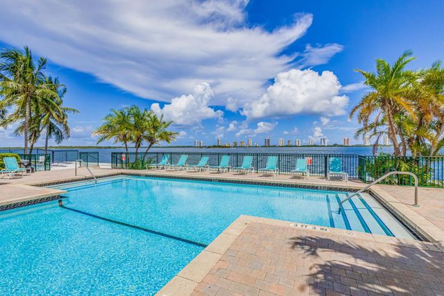 1120 Lake Shore Drive 206, Lake Park, FL 33403